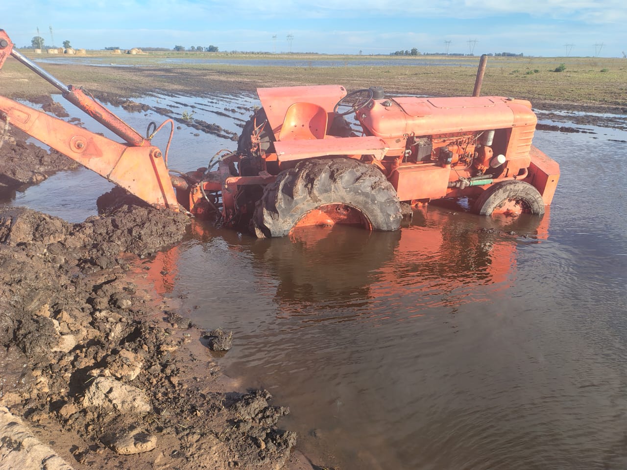 Tractor encajado en un lote saturado.