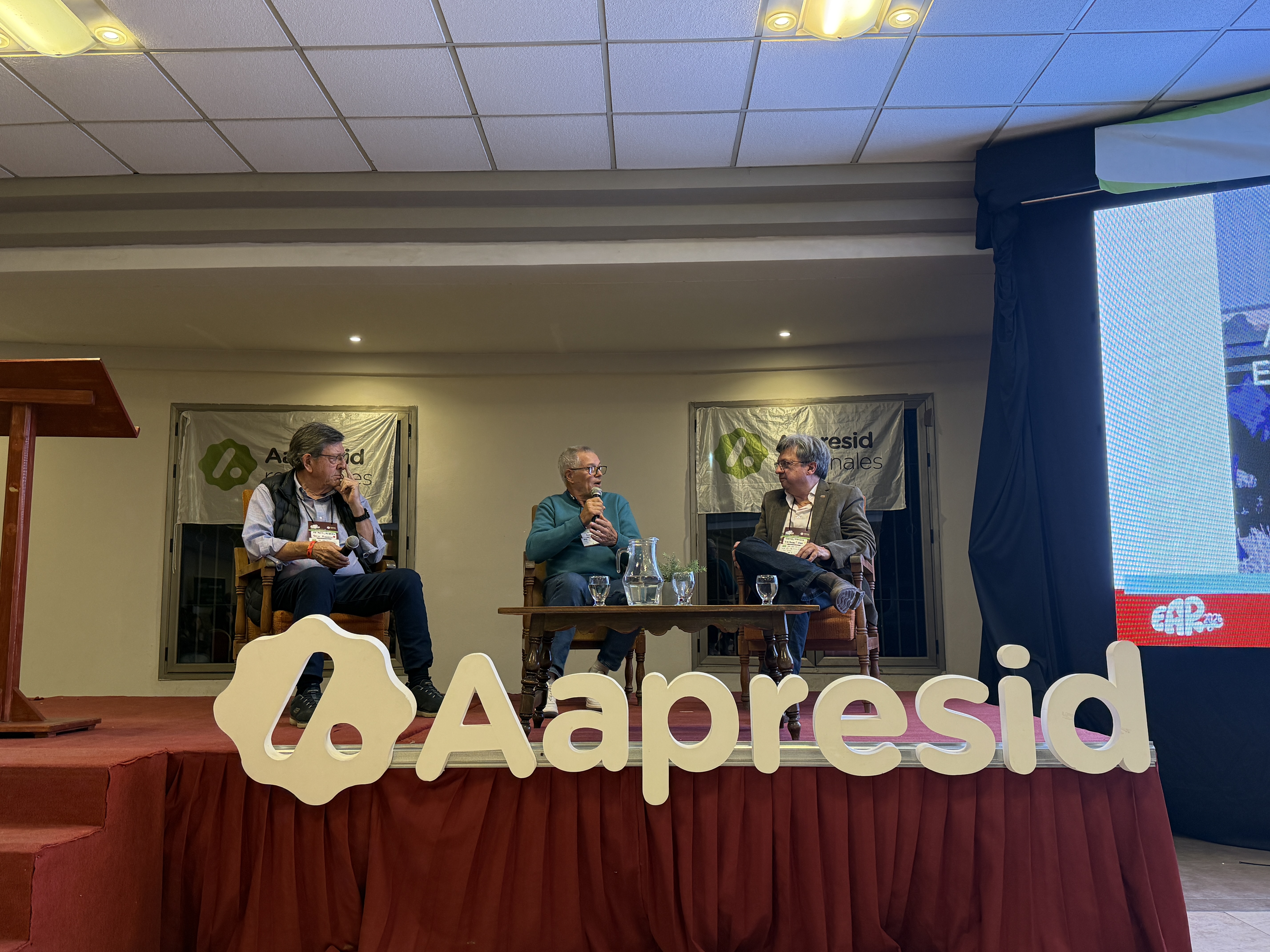 Uno de los momentos más emotivos fue el Panel “Raíces que nos hicieron crecer, de la SD a la red que somos, liderado por Telmo Trossero y Roberto Peiretti, socios históricos de Aapresid, que junto a Marcelo Torres analizaron cómo los valores y fortalezas de nuestro orígenes nos posicionan ante los desafíos actuales de la Institución. 