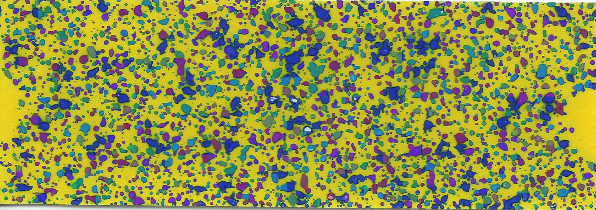 Figura 1. Tarjeta hidrosensible con los impactos delimitados en distintos colores. Cuando las manchas se tocan, identificar cada impacto requiere algo más que distinguir el azul del fondo amarillo.